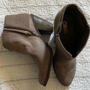*NEVER WORN* Carlos Santana Women’s Ankle Booties Size 10